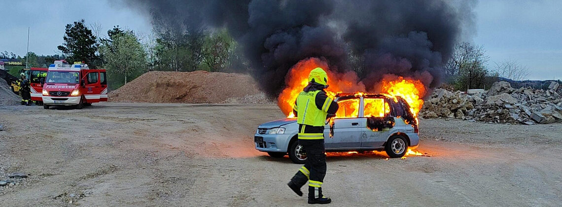 Einsatzübung: Ein realer Fahrzeugbrand