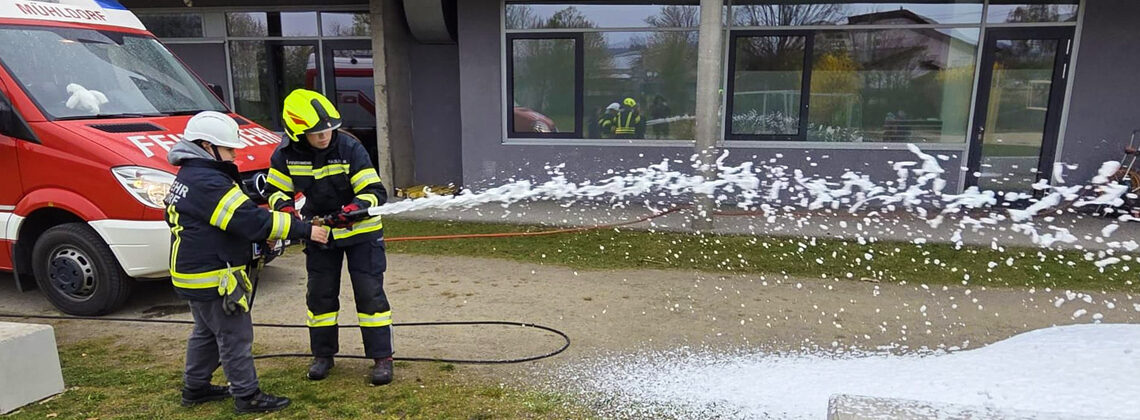 Feuerwehr zu Gast in der Volksschule Feldkirchen